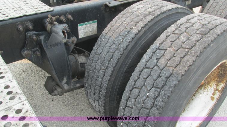 image for item J8555 2007 Freightliner Columbia semi truck