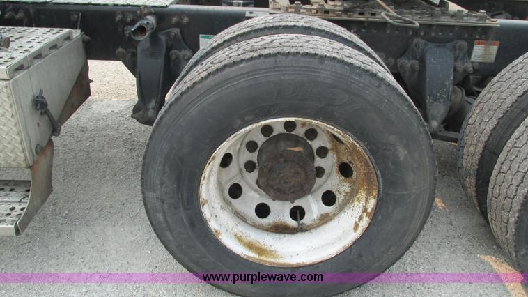 image for item J8555 2007 Freightliner Columbia semi truck