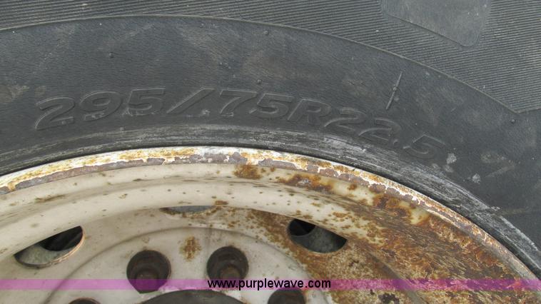 image for item J8555 2007 Freightliner Columbia semi truck