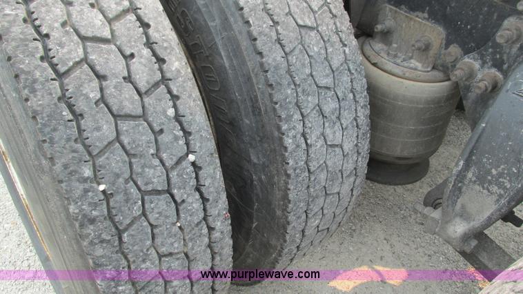 image for item J8555 2007 Freightliner Columbia semi truck