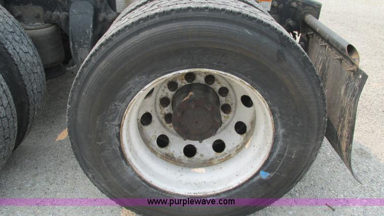 image for item J8555 2007 Freightliner Columbia semi truck