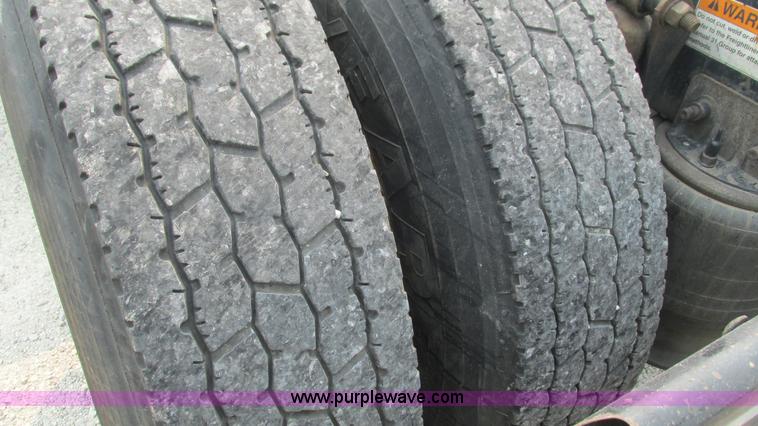 image for item J8555 2007 Freightliner Columbia semi truck