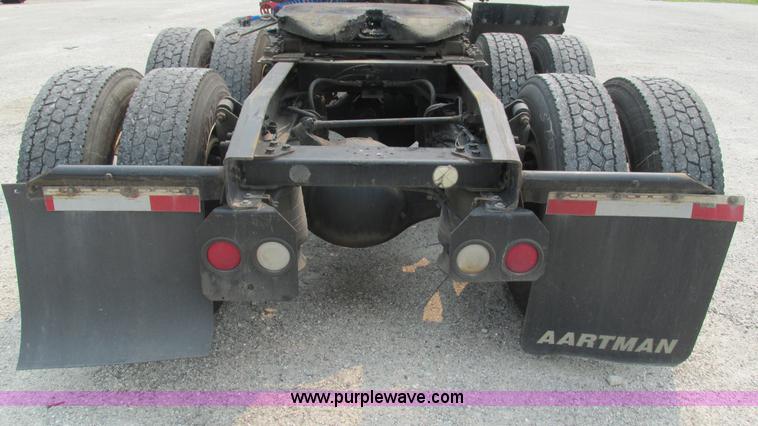 image for item J8555 2007 Freightliner Columbia semi truck