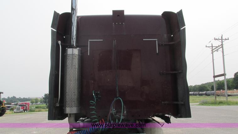 image for item J8555 2007 Freightliner Columbia semi truck