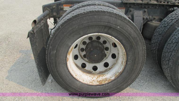 image for item J8555 2007 Freightliner Columbia semi truck