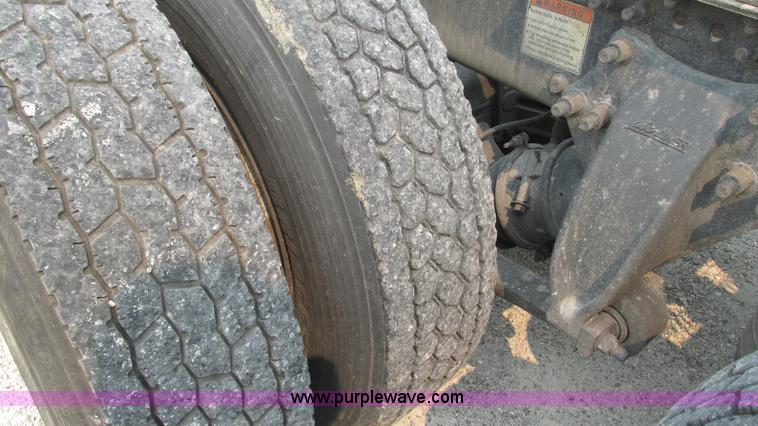 image for item J8555 2007 Freightliner Columbia semi truck