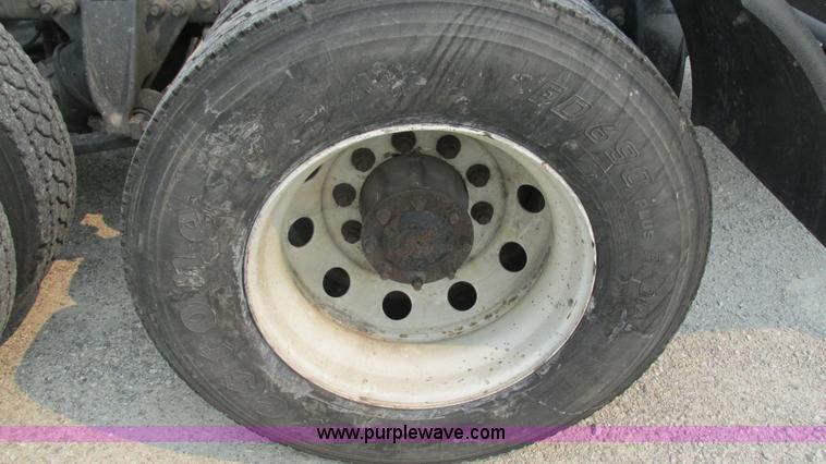 image for item J8555 2007 Freightliner Columbia semi truck