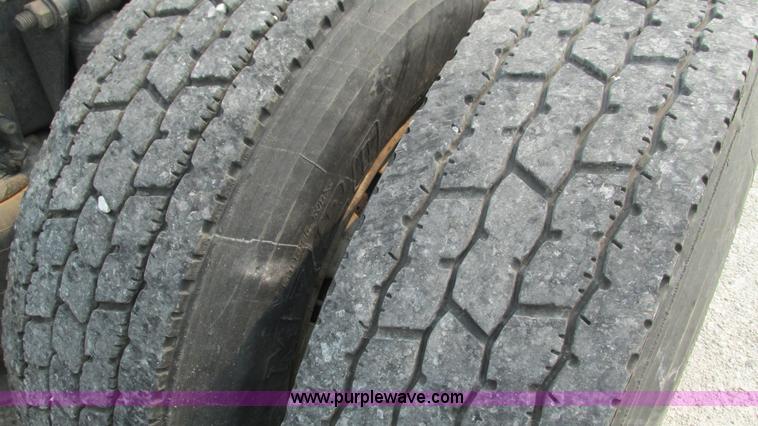 image for item J8555 2007 Freightliner Columbia semi truck