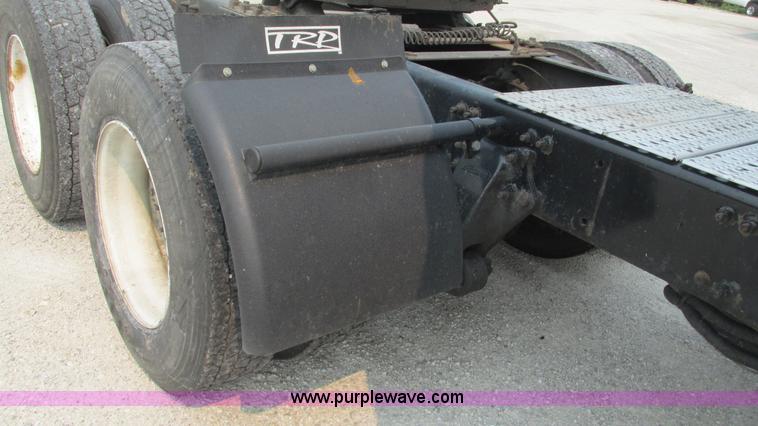 image for item J8555 2007 Freightliner Columbia semi truck