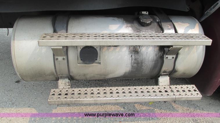 image for item J8555 2007 Freightliner Columbia semi truck