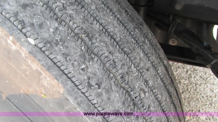 image for item J8555 2007 Freightliner Columbia semi truck