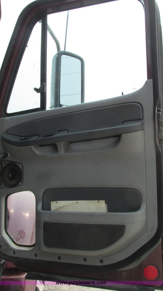 image for item J8555 2007 Freightliner Columbia semi truck