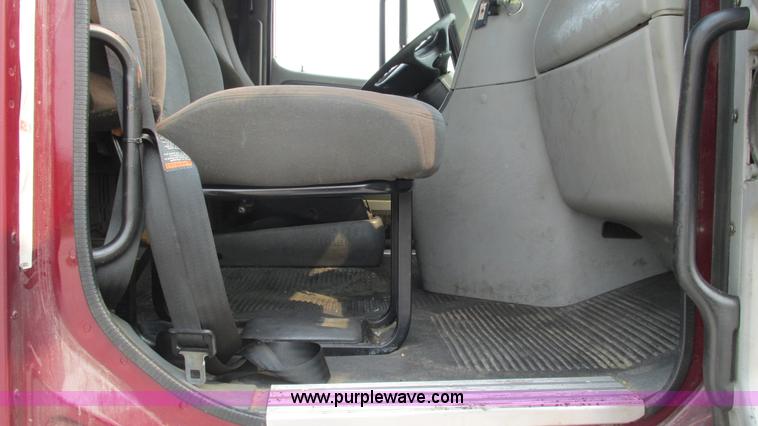 image for item J8555 2007 Freightliner Columbia semi truck