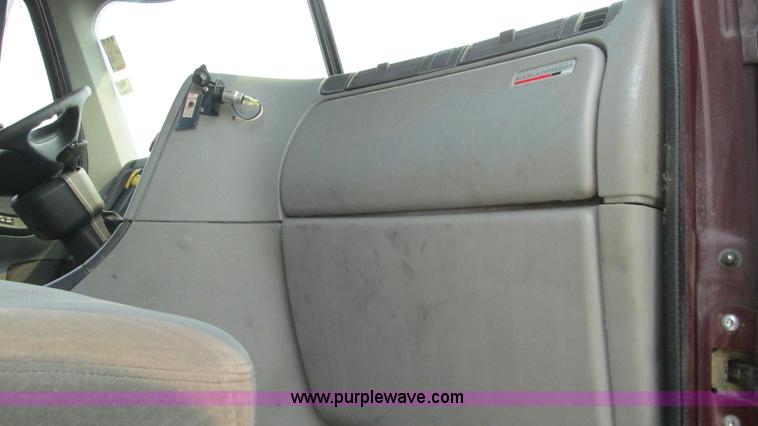 image for item J8555 2007 Freightliner Columbia semi truck