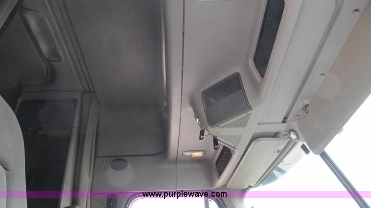 image for item J8555 2007 Freightliner Columbia semi truck