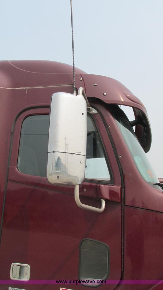 image for item J8555 2007 Freightliner Columbia semi truck