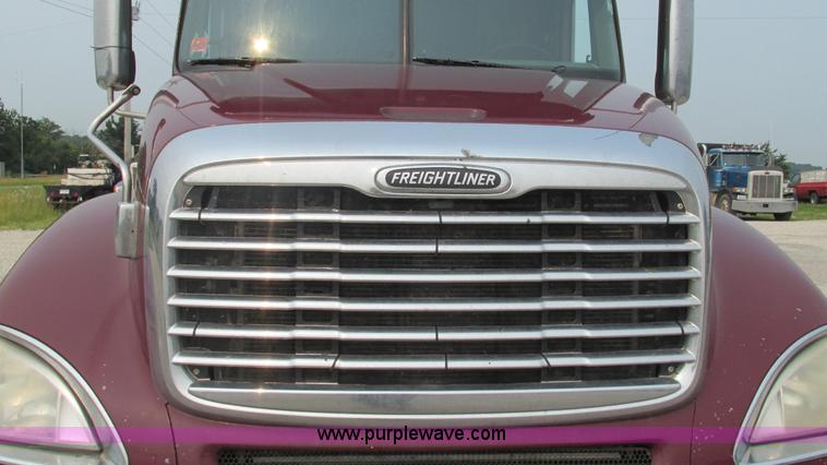 image for item J8555 2007 Freightliner Columbia semi truck