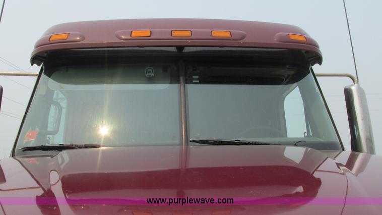 image for item J8555 2007 Freightliner Columbia semi truck