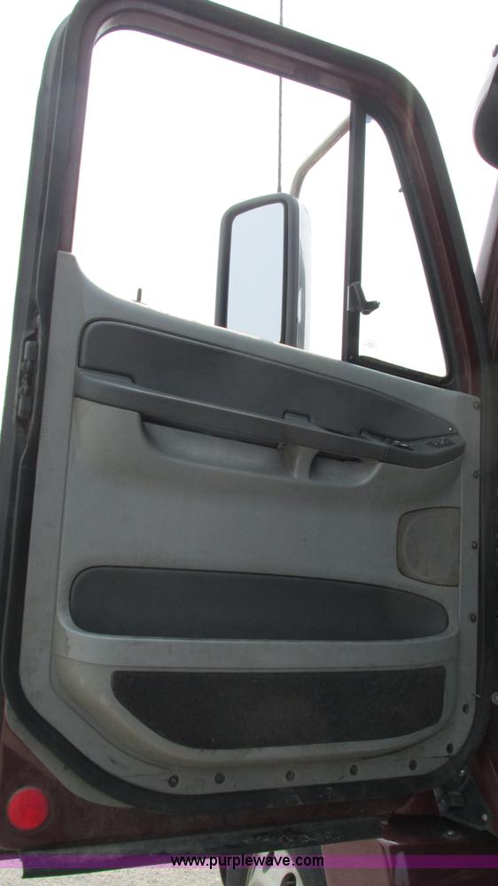 image for item J8555 2007 Freightliner Columbia semi truck