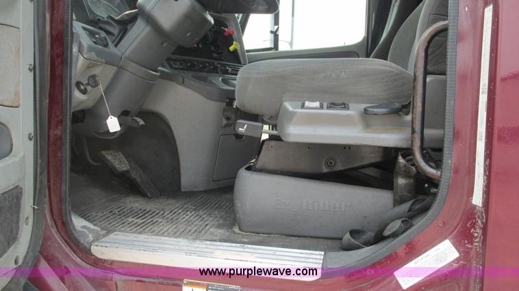 image for item J8555 2007 Freightliner Columbia semi truck