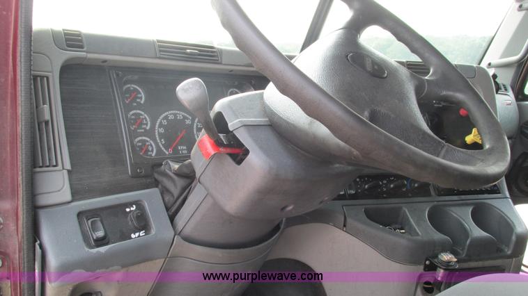 image for item J8555 2007 Freightliner Columbia semi truck