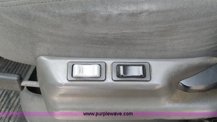 image for item J8555 2007 Freightliner Columbia semi truck