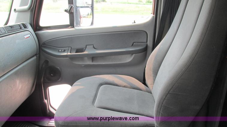 image for item J8555 2007 Freightliner Columbia semi truck