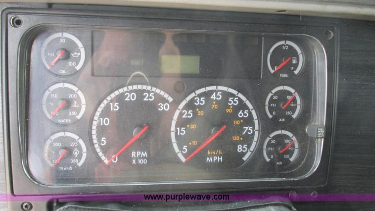 image for item J8555 2007 Freightliner Columbia semi truck