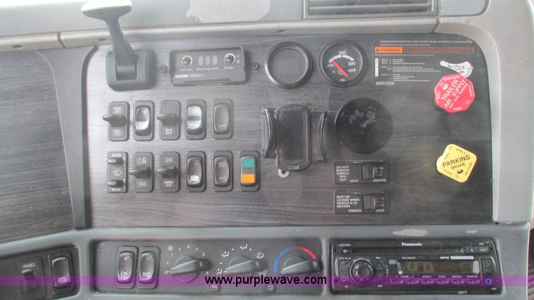 image for item J8555 2007 Freightliner Columbia semi truck