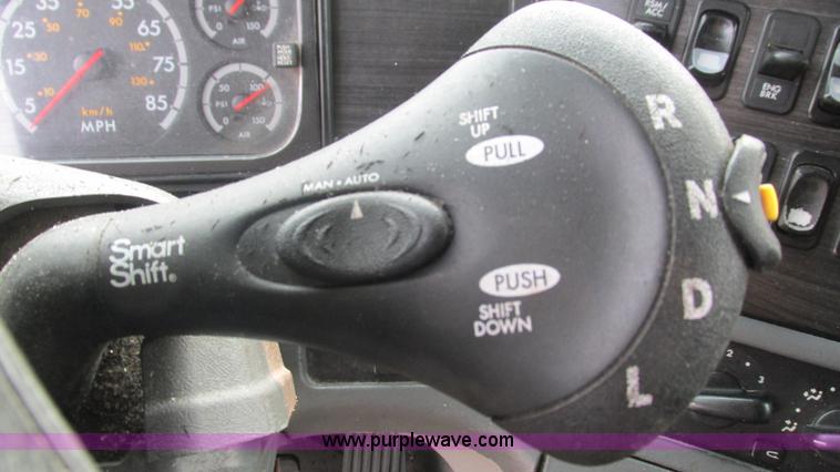 image for item J8555 2007 Freightliner Columbia semi truck