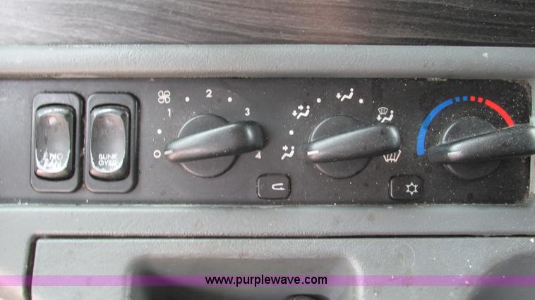 image for item J8555 2007 Freightliner Columbia semi truck