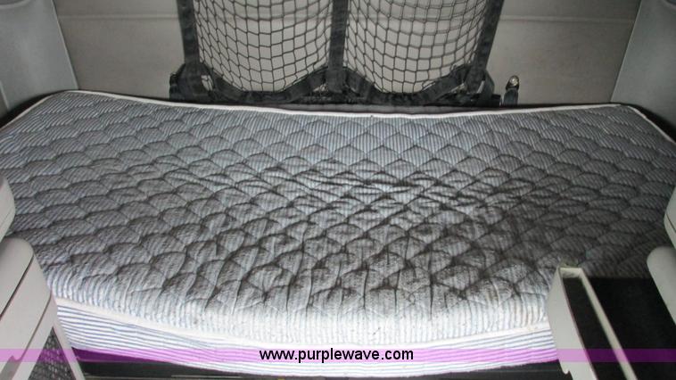 image for item J8555 2007 Freightliner Columbia semi truck