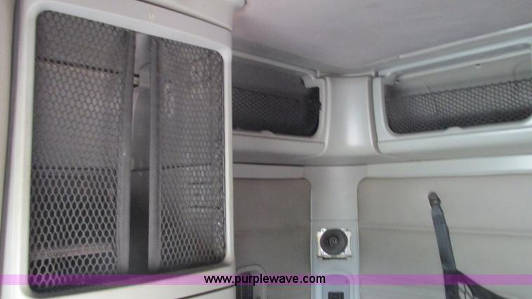 image for item J8555 2007 Freightliner Columbia semi truck