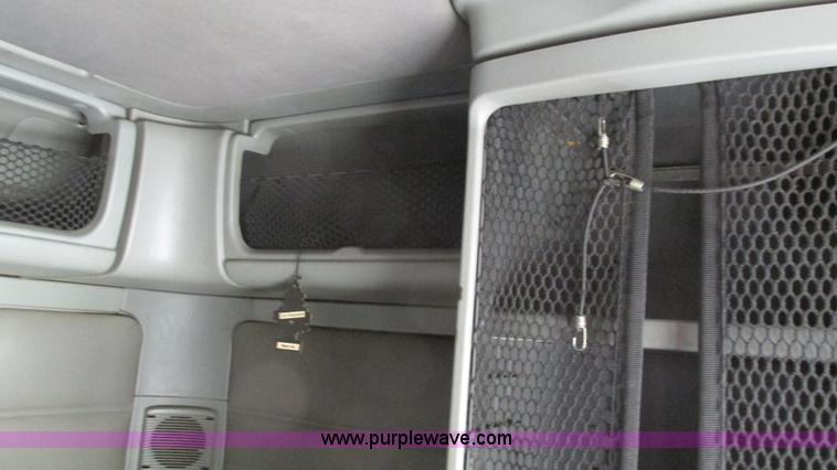 image for item J8555 2007 Freightliner Columbia semi truck