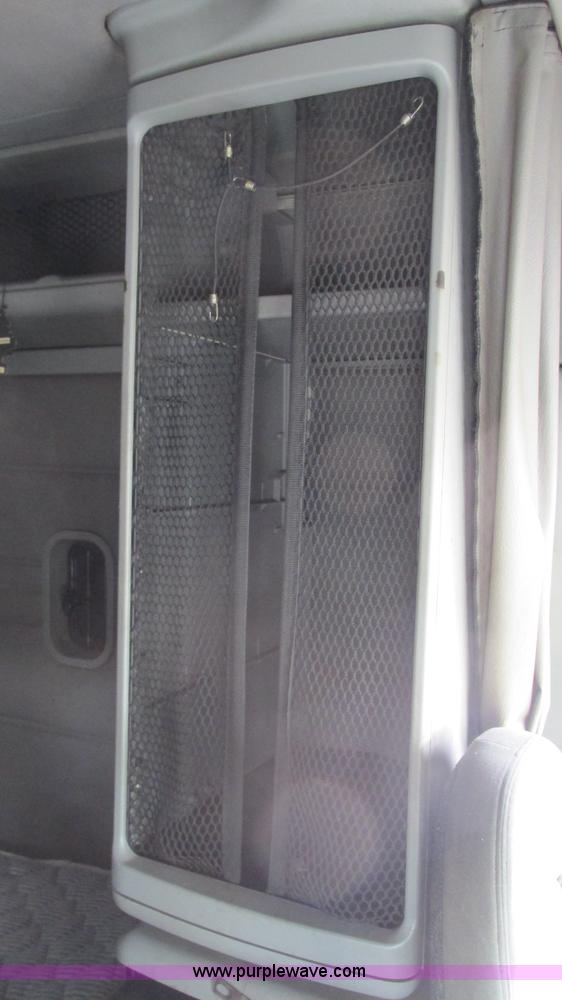 image for item J8555 2007 Freightliner Columbia semi truck