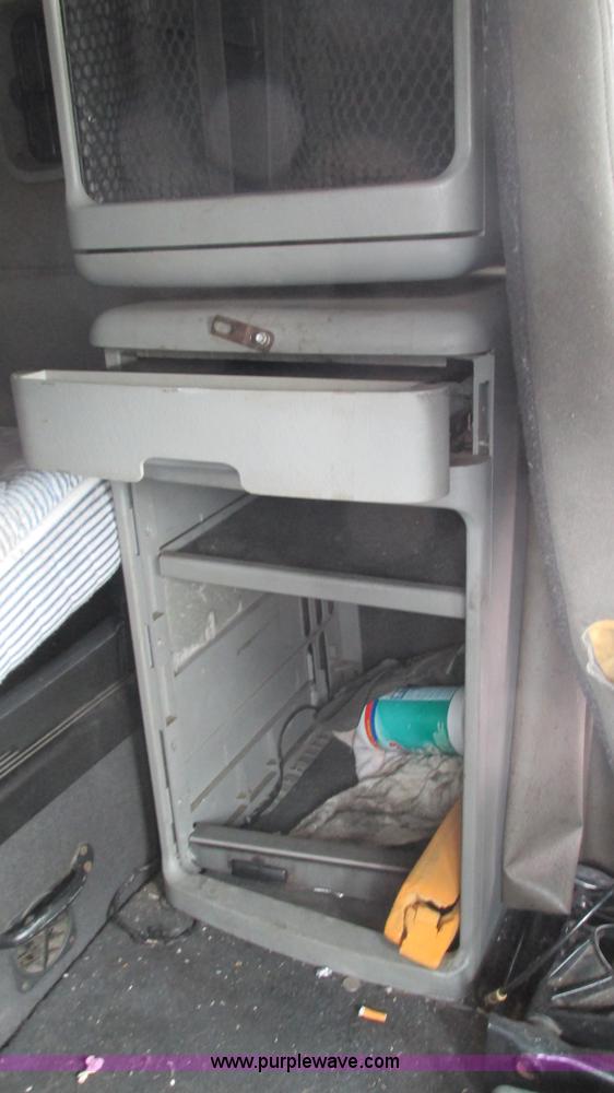 image for item J8555 2007 Freightliner Columbia semi truck