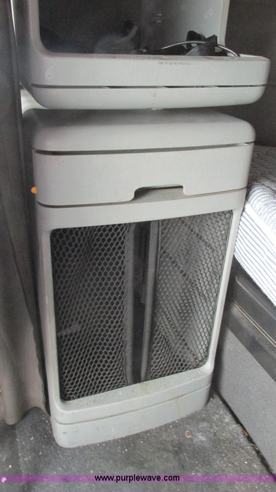 image for item J8555 2007 Freightliner Columbia semi truck