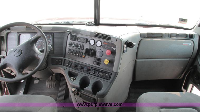 image for item J8555 2007 Freightliner Columbia semi truck