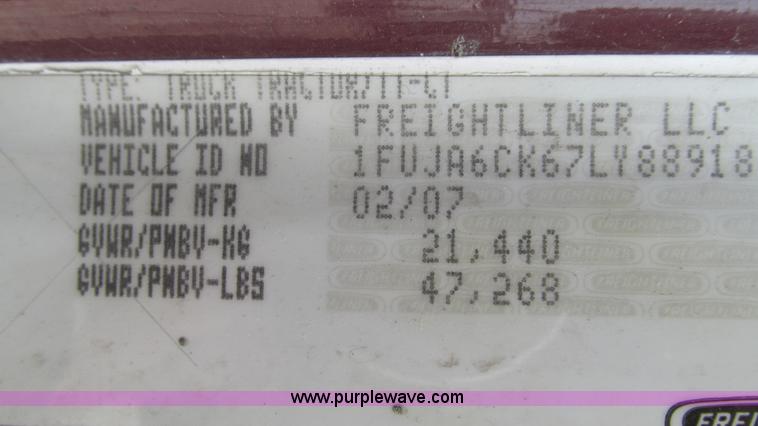 image for item J8555 2007 Freightliner Columbia semi truck