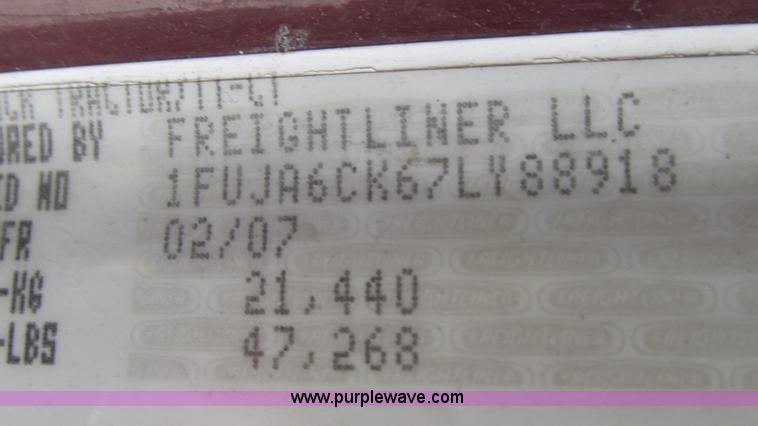 image for item J8555 2007 Freightliner Columbia semi truck