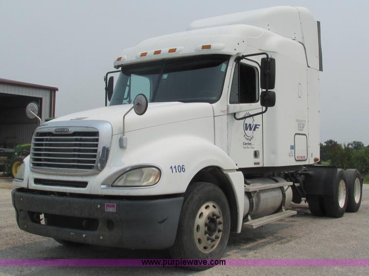 image for item J8556 2006 Freightliner Columbia  semi truck