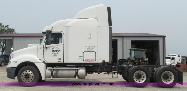 image for item J8556 2006 Freightliner Columbia  semi truck