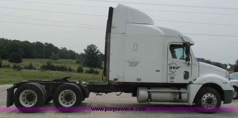 image for item J8556 2006 Freightliner Columbia  semi truck