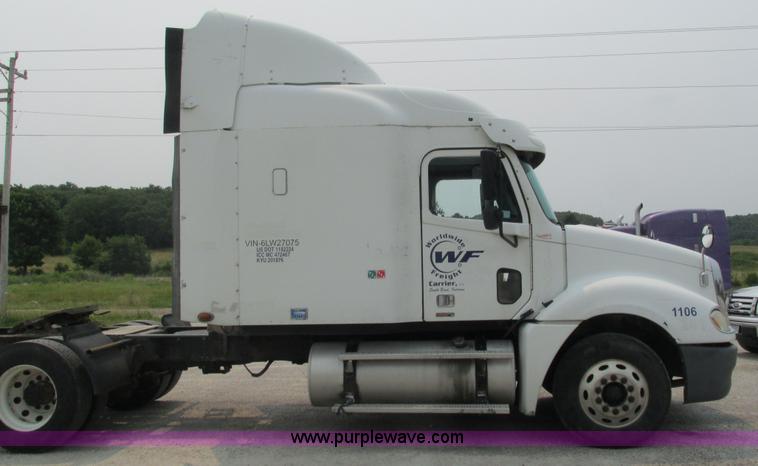 image for item J8556 2006 Freightliner Columbia  semi truck