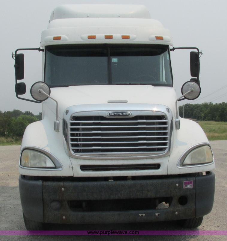 image for item J8556 2006 Freightliner Columbia  semi truck