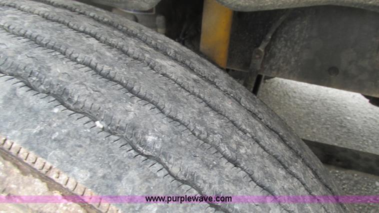 image for item J8556 2006 Freightliner Columbia  semi truck