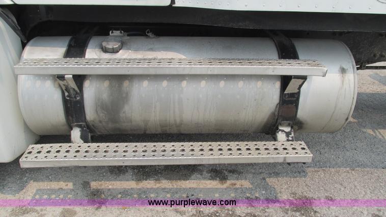 image for item J8556 2006 Freightliner Columbia  semi truck