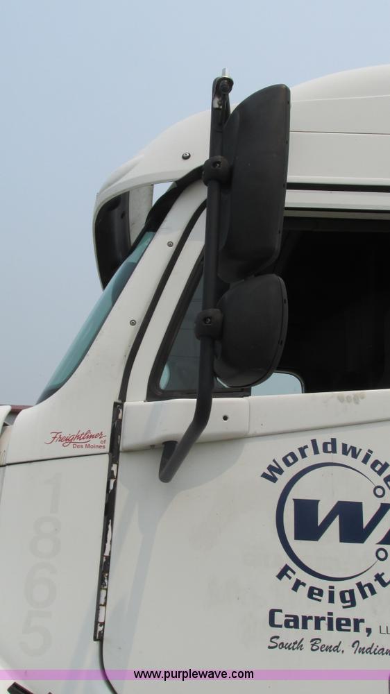 image for item J8556 2006 Freightliner Columbia  semi truck