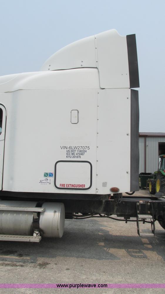 image for item J8556 2006 Freightliner Columbia  semi truck