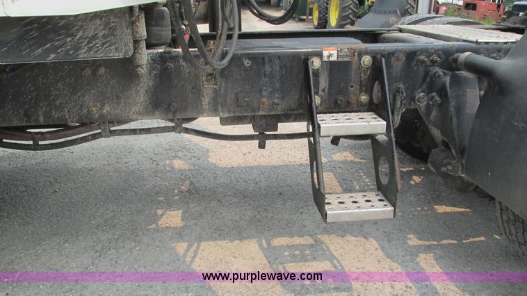 image for item J8556 2006 Freightliner Columbia  semi truck